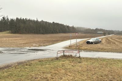 Krydset Kølsenvej/Lyngsøvej/Ravnehøjvej er af Viborg Kommune udpeget som en sort trafikplet og skal have vejføringen lagt om. Da avisen kom forbi, holdt der på marken meget illustrativt en bil med en smadret front, mens skiltet på det modsatte hjørne af krydset var jævnet med jorden.