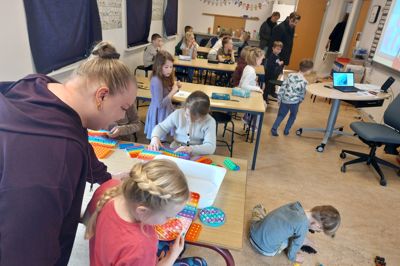 Katja Rasmussen har flyttet de to yngste årgange over i spejderhytten i Hodsager mens byens skole er under renovering.
