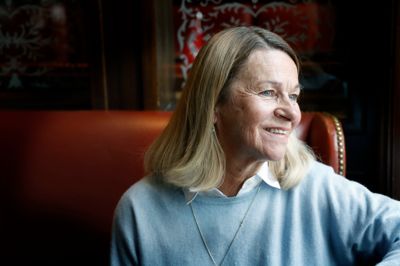 Ulla Diderichsen, der torsdag fylder 70, har været by- og regionsrådspolitiker for Venstre gennem 22 år. Hun har drevet hotel, været økonomichef i en produktionsvirksomhed og undervist i økonomi og sidder i flere repræsentantskaber og bestyrelser. Og så deler hun tiden mellem sine tre baser i Herning, Skagen og København.