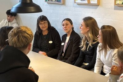 Pia Hedegaard (til venstre) og Louise Risager Holst fra Sandgårdsparken i Kjellerup sammen med elever fra Levring Efterskole til planlægningsdag om de unges frivillige arbejde.