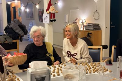 Beboere og elever laver mange forskellige aktiviteter sammen på Kjellerup Friplejehjem. Blandt andet bager de småkager.