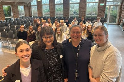 Assisterende leder Louise Risager Holst (til venstre) og leder Pia Hedegaard fra Sandgårdsparken i Kjellerup sammen med lærer Christiane Thaysen fra Levring Efterskole og fysioterapeut Lene Kjøge Christensen fra Kjellerup Friplejehjem til planlægningsmøde med alle de elever på efterskolen, der er en del af frivillighedsprojektet.