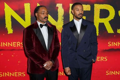 Instruktøren Ryan Coogler og skuespiller Michael B. Jordan (til højre, red.) ses her ved premiere på filmen "Sinners" i april 2025 i New York. Michael B. Jordan stod på scenen søndag ved Bafta-uddelingen, da der lød et racistisk tilråb. (Arkivfoto).