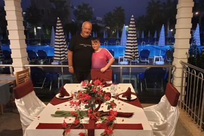 Familien har for at bearbejde sorgen været på flere rejser sammen. Her ses familien i Tyrkiet, hvor Sven Oliver Anders' to børn overraskede deres far sammen med hotellet med en stor fødselsdagsmiddag. Nu hvor ankesagen er overstået, vil familien endegyldigt forsøge at komme videre, så godt de kan.