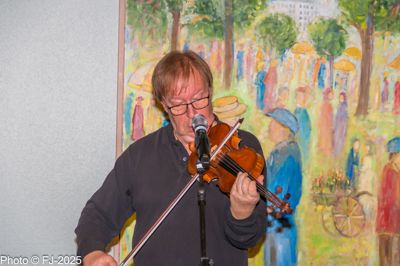 Kim Sjøgren underholdte ved brugerforeningens jubilæumsfest i Alhuset i Kibæk.