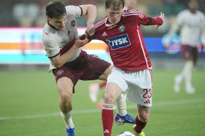 Tonni Adamsen er her i en duel med Victor Bak fra FC Midtjylland. SIF tabte kampen 0-4.