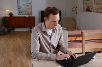 Det ærgrer formanden for børne-, kultur, og fritidsudvalget, Thomas Østergaard (V), at Ikast-Brande fortsat ikke lever op til minimumsnormeringerne i børnehaver og vuggestuer. Samtidig efterlyser han nuancer, når det kommer til kravene.