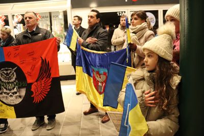 Lokale ukrainere markerede fire års dagen for krigsudbruddet i deres hjemland. I Strøgcentret sang de nationalsang og gik efterfølgende i samlet flok fra centrum til Midtjyllands Frikirke på Finlandsgade.