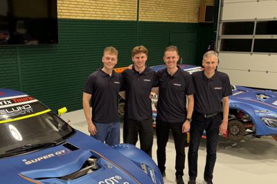 Her er det kørertrioen Gustav Birch, Peter Hegelund og Kasper H. Jensen samt teamchef Lars Mogensen.
