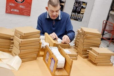 Peter Steen arbejder på Tre Birke. Her sætter han labels på æsker, som andre har foldet. Æskerne er til Fagerlunds Værksteds- & Metalvarefabrik i Haunstrup.
