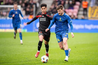 Der plejer at være garanti for intensitet og underholdning, når FC Midtjylland og Brøndby - som her ved Dario Osorio (t.v.) og Marko Divkovic i marts 2025 - duellerer på MCH Arena. Søndag aften venter næste dyst mellem Superliga-rivalerne.