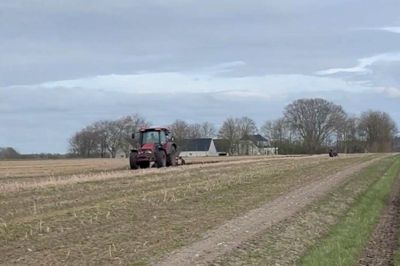 Folkebladet har af flere omgange skrevet om sagen fra april 2024, hvor de forurettede udleverede dette fotografi, som de tog af manden i sin traktor efter sammenstødet. Nogle af de forurettede kan skimtes til højre i billedet.