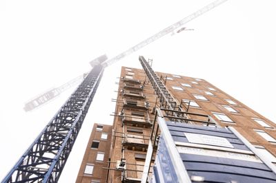 Margrete-tårnet i Herning skyder hurtigt opad - det er 15 etager højt, når de sidste facade-elementer er hejst til tops af den store tårnkran. Det arbejde er klaret om en lille måneds tid.