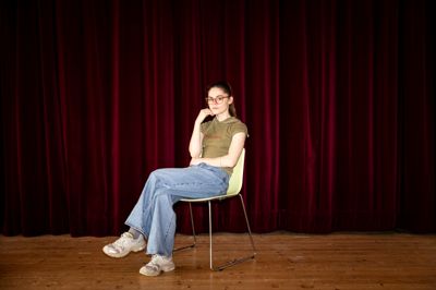 Sofie1998 har fundet vej gennem det musikalske nøglehul - og har netop udgivet sit debutalbum, der omfavner hendes ungdomsliv på godt og ondt. For pigen fra Aulum har til tider haft svært ved at passe ind.