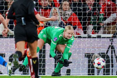 Målvogter Freja Thisgaard holdt nerverne i ro og buret rent, da det danske landshold 28. oktober slog Finland 2-0 i UEFA Nations League foran 14.475 tilskuere i Parken i København. Keeperen fra Engesvang vogtede det danske mål i alle efterårets tre kampe.