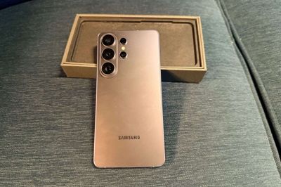 Samsung satser med sin nyeste smartphone i Galaxy-serien, S26, på beskyttelsen af brugernes privatliv. En særlig funktion gør, at man kan bruge telefonen i offentligheden, uden at andre kan kigge med.