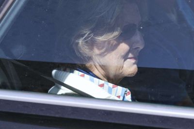 Dronning Sonja har onsdag været ved sin mands sygeleje.