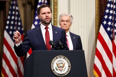 USA's vicepræsident, J.D. Vance, og Mehmet Oz, der er Trumps administrator for Centers for Medicare and Medicaid Services (CMS), fortæller, at regeringen indefryser ydelser til delstaten Minnesota.