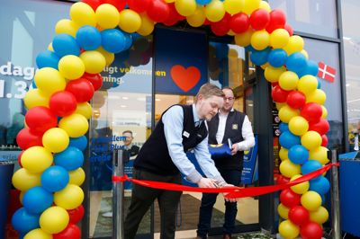 Guldsaksen var fundet frem torsdag morgen, da butikschef Simon Welander havde æren af at åbne en helt ny dagligvarebutik på Messevejen. Det er den tyske kæde Lidl, som står bag butikken. I forvejen har Lidl en butik på Viborgvej.