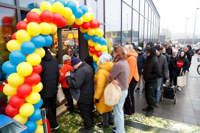 Flere hundrede kunder stod klar fra morgenstunden, da Lidl åbnede på Messevejen. Gode tilbud og gratis smagsprøver er altid god lokkemad.