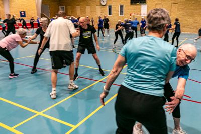 En opvarmningsøvelse gik ud på at holde fast i en makker, mens man forsøgte at slå den anden i rumpen.
