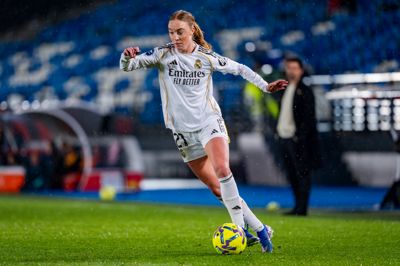Sara Holmgaard føler sig efterhånden godt tilpas i fodboldsportens måske mest ikoniske spilletrøje. Bording-backen har nu spillet 22 kampe for Real Madrid, og spilletiden er vokset siden nytår.