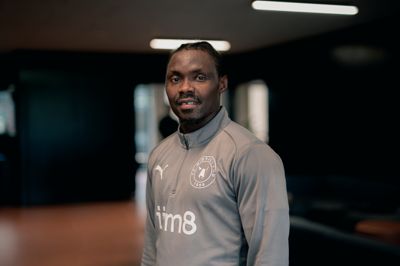 Nu 35-årige Rilwan Hassan kom i 2007 fra Nigeria til FC Midtjylland. 12 år senere forlod han hjerteklubben med to titler og oplevelser for livet. Nu er han retur hos Ulvene som transitionstræner med fokus på afrikanske talenter.