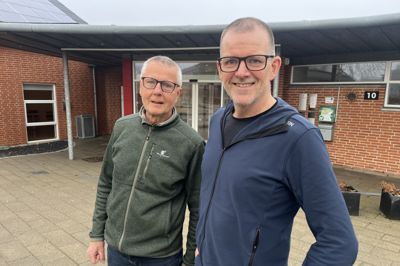 Søren Nielsen (t.h.) tiltræder 1. april som halinspektør i Aulum Fritidscenter. Han ses sammen med bestyrelsesformand Jens Aaby foran Søren Nielsens kommende arbejdsplads.