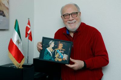 Peter Vandgaard hed engang Fredun Khdavandegar, boede i Iran og arbejdede som vognmand. I 1984 flygtede han med sin familie til først Ikast, siden Herning, København og retur til Herning. Undervejs konverterede han fra islam til kristendom - og skiftede til et dansk-klingende navn. Både i sit fædreland og nye hjemland er han stærkt kongetro - og billedet af den iranske shah på besøg hos danske dronning Ingrid er et af de meget skattede fotos på væggen. I dag kalder han sig blandt andet evangelist og arbejder et par dage om ugen som buschauffør, fordi han gerne vil bidrage og være en del af samfundet. Fredag 6. marts fylder han 75 år.