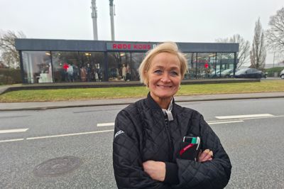Formand for Røde Kors i Kjellerup, Mona Stokholm Christensen, har ikke været meget hjemme ved hunden siden nytår. Hun og de øvrige frivillige har brugt mange timer på at gøre klar til åbningen af den nye Røde Kors-butik på Agertoften i Kjellerup.