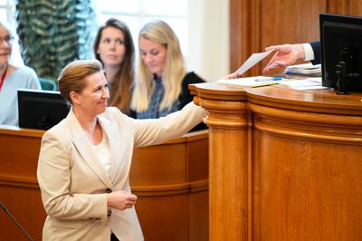På den seddel, som statsminister Mette Frederiksen (S) afleverede til Folketingets formand Søren Gade (V) i folketingssalen, stod der: Vil gerne bede om ordet efter 3. behandlingerne for at give en udtalelse af særlig karakter. Og dermed var valget udskrevet.