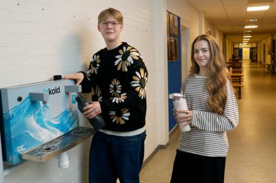 Eleverne Valdemar Munk Frederiksen og Isabella Thejll Vendelbo er flittige brugere af Sunds Skoles nye vandpost, der sikrer eleverne koldt vand i hele skoletiden.