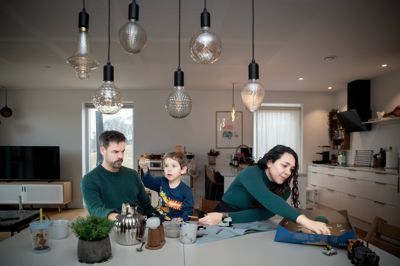 Martin Juel Iversen mødte i 2015 Lizzy Parnitz på et hostel i Peru. Siden da har de hængt sammen. Selvom de på nogle punkter er meget forskellige, faldt de begge til ro ved at flytte til Silkeborg, hvor familien nyder både naturen og bylivet.