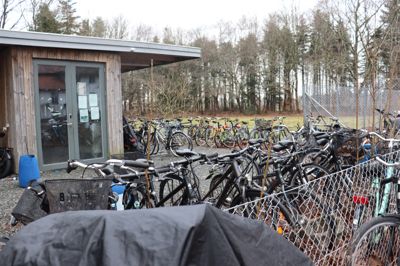 Beboerne på Kærshovedgård må ikke længere selv køre bil. De må heller ikke eje en bil. Til gengæld er der på centret en del cykler, som kan benyttes.