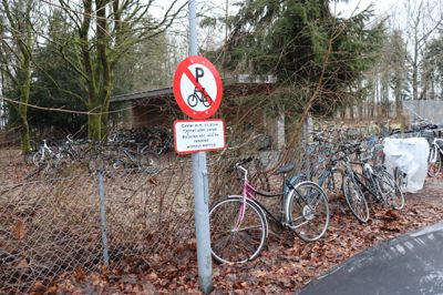 Der er blevet flere cykler og el-løbehjul ved og omkring Udrejsecenter Kærshovedgård, efter at det blev forbudt for beboerne at eje en bil. Politiets tryghedspatrulje kører jævnligt i området.