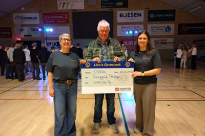 Lions Club Ry støtter Forrygende fredag i Ry med 10.000 kroner her overrakt af Tom Ringtved fra Lions Club Ry til Stine Sonne Lohman fra Ry Borgerforening (tv) og Kirsten Hørlück Skov fra Ry Hallerne (th) fra Forrygende fredag .