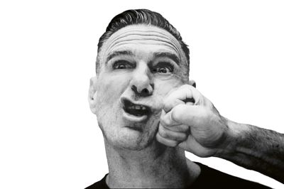 Det udsendte PR-foto af Bryan Adams afspejler, at seneste udgivelse er albummet »Roll with the Punches«