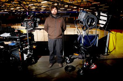 Den silkeborgensiske filminstruktør Jonas Risvig drømte som ung om selv at spille ishockey i Herning. Det kom han aldrig til. Nu optager han i stedet en film om ishockey i byen.