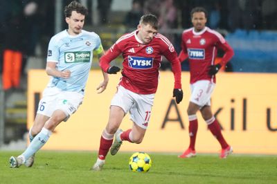 Callum McCowatt er til træningerne i denne uge på Jysk Park både blevet brugt på den offensive midtbane og lidt længere tilbage på midtbanen.