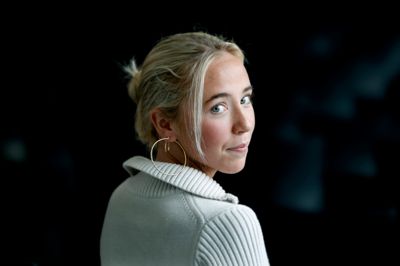 Den 19-årige 3. g'er fra Herning Gymnasium Marie Vistisen glæder sig til, at hun skal stemme til et folketingsvalg for første gang. Men det betyder også, at hun vil følge endnu bedre med i valgkampe og debatter denne gang.