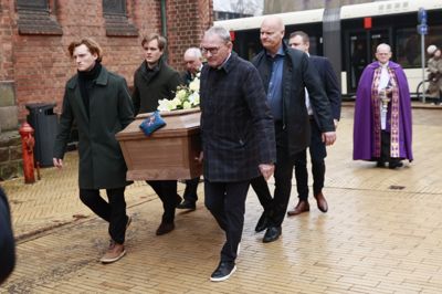 Preben Elkjær var blandt kistebærerne til Sepp Pionteks begravelse.