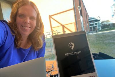 Hver tirsdag og torsdag arbejder journalist Merete Riis Jensen i Brande, hvor hun har base på Brande Bibliotek.