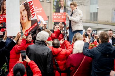 Statsminister Mette Frederiksen (S) hænger plakat op og deltager i uddeling af roser sammen med Rasmus Stoklund (S) i Frederikssund, lørdag den 28. februar 2026. Folketingsvalget er den 24. marts. (Foto: Mads Claus Rasmussen/Ritzau Scanpix)