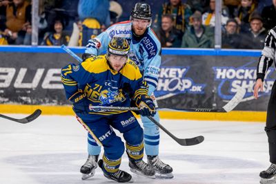 Nick Pastujov er ikke med i Blue Fox' tre kommende kampe. Han er i karantæne, efter at han søndag tacklede en Rødovre-spiller direkte i hovedet.