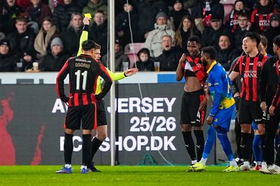 Brøndby-angriberen Emmanuel Dennis får gult kort af dommer Jakob Sundberg. Målmand Elias Olafsson forstår ikke den kendelse. Han mener, at angriberen burde være blevet vist ud.