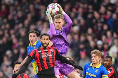 Elias Olafsson (i.m.) griber sikkert ind foran FCM's Júnior Brumado og Brøndbys Luis Binks. Den islandske keeper var igen en solid sidste skanse hos Ulvene.
