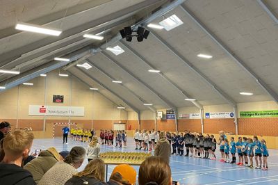 Spillerne hyldes og får alle en pokal.