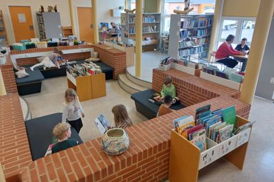 Skarrild Skole må samlæse flere klasser for at få økonomien til at hænge sammen. Imens lover kandidater til Folketinget at skolerne skal have to lærere i hver klasse.
