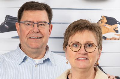 Jette og Kenneth Knudsen har i 25 år været sammen om at drive Skoringen Ikast i Strøgcentret