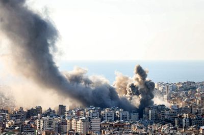 Røg stiger op fra de sydlige forstæder til Libanons hovedstad, Beirut, mandag efter israelske angreb. Siden lørdag har urolighederne efter Israel og USA's angreb på Iran spredt sig over store dele af den mellemøstlige region. Udenrigsministeriet fraråder alle rejser til blandt andet Israel og Libanon.